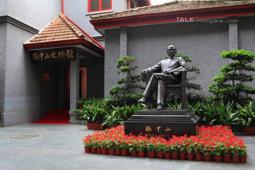 东方人,一个人,无人,坐,横图,室外,白天,正面,旅游,度假,名胜古迹,植物,标志建筑,地标,建筑,花盆,雕塑,上海,中国,亚洲,仅一个男性,仅一个人,仅一个中年男性,阴影,遗迹,艺术,装饰,光线,雕刻,雕像,影子,墙,纪念馆,二郎腿,黄种人,古迹,文物,娱乐,建设,古建筑,中山装,墙壁,墙面,树,树木,绿色,阳光,自然,工艺品,享受,休闲,旅游胜地,放松,生长,成长,纪念,美术,申,国民党,主题,陈列,故居,卢湾区,古文明,东亚,思南路,辛亥革命,孙中山,上海市,中华人民共和国,沪,华东地区,功能,美学,政治家,革命家,历史人物,三民主义,孙文,孙逸仙,中山樵,上海孙中山故居纪念馆,男人,男性,中年男性,亚洲人,坐着,彩图,全身,故宅,旧居,孙中山故居纪念馆,香山路,shwf1