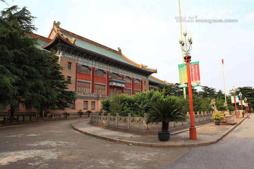 无人,家,栏杆,横图,室外,白天,正面,旅游,度假,美景,植物,城市风光,标志建筑,城市,地标,建筑,路灯,照明,上海,中国,亚洲,阴影,花纹,装饰,光线,盆栽,图案,影子,房屋,屋子,景观,云,云朵,公寓,围栏,灯光,盆景,云彩,娱乐,建设,洋房,护栏,楼房,住宅,灯,树,树木,蓝色,绿色,白云,蓝天,天空,阳光,自然,天,享受,休闲,景色,放松,生长,晴朗,成长,华丽,修饰,照亮,点缀,申,照明设备,政府,杨浦区,东亚,上海市,中华人民共和国,沪,华东地区,衬托,美观,雅致,雅观,清源环路,晴空,彩图,房子,市政府,shwf1