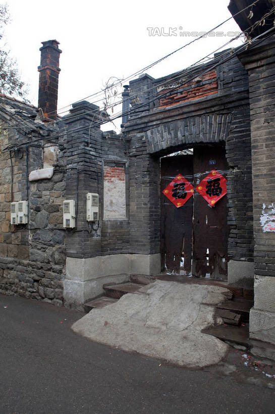 无人,家,竖图,室外,白天,正面,旅游,度假,烟囱,雪,大雪,窗户,门,中国,亚洲,阴影,电力,光线,电线,线,影子,房屋,阶梯,墙,屋子,积雪,雪景,冬季,冬天,电能,线路,娱乐,建设,山东,烟台,楼房,民居,玻璃窗,民宅,墙壁,墙面,台阶,住宅,电表,红色,阳光,门框,享受,休闲,石阶,放松,寒冷,春联,电,电源,电源线,能量,东亚,粘贴,山东省,中华人民共和国,华东地区,严寒,鲁,烟台市,彩图,房子,shwf1