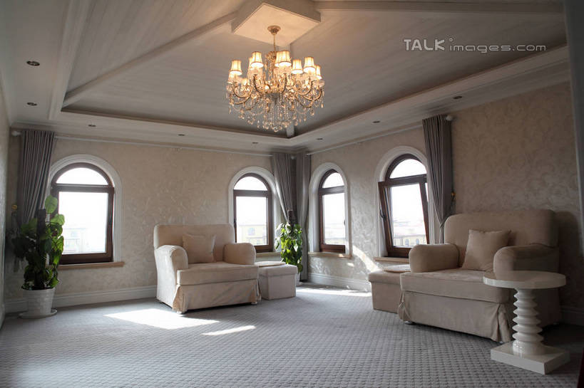 无人,家,客厅,横图,室内,白天,正面,植物,别墅,窗户,窗帘,地毯,家具,沙发,天花板,装修,建筑,照明,欧式,阴影,装饰,光线,盆栽,影子,房屋,墙,屋子,公寓,灯光,盆景,地面,两盆,豪华,茶几,建设,现代,装潢,洋房,楼房,吊灯,玻璃窗,墙壁,墙面,住宅,灯,绿色,阳光,自然,灯具,室内装潢,生长,成长,样板房,明亮,照亮,起居室,舒适,家居装潢,照明设备,房产,房地产,房屋设计,地中海风格,古典风格,简约风格,布艺沙发,室内设计,宽敞,样板房装潢,客堂,设计,彩图,房子,shwf1