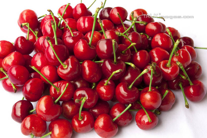 无人,横图,俯视,室内,特写,白天,白色背景,桌面,桌子,樱桃,水果,一堆,许多,堆叠,堆积,新鲜,光泽,木制,生食,食品,果实,食物,红色,木制品,摄影,有机食品,绿色食品,影棚,堆,大樱桃,樱珠,莺桃,英桃,楔桃,牛桃,荆桃,车厘子,彩图,高角度拍摄,影棚拍摄,拍摄,shwf1