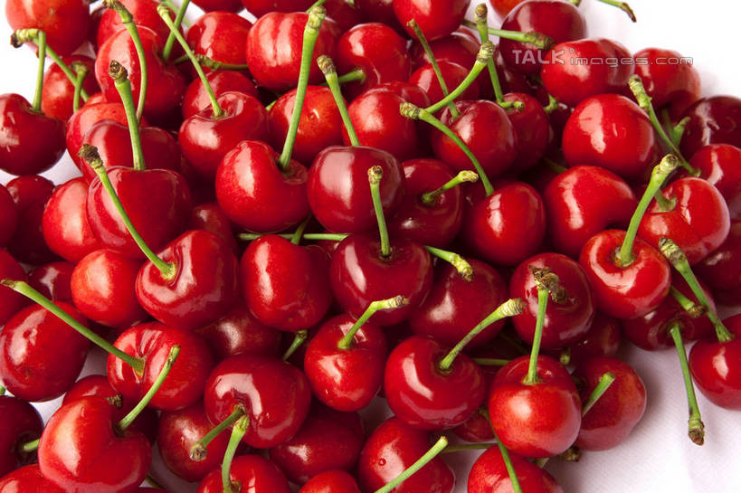 无人,横图,俯视,室内,特写,白天,白色背景,桌面,桌子,樱桃,水果,一堆,许多,堆叠,堆积,新鲜,光泽,木制,生食,食品,果实,食物,红色,木制品,摄影,有机食品,绿色食品,影棚,堆,大樱桃,樱珠,莺桃,英桃,楔桃,牛桃,荆桃,车厘子,彩图,高角度拍摄,影棚拍摄,拍摄,shwf1