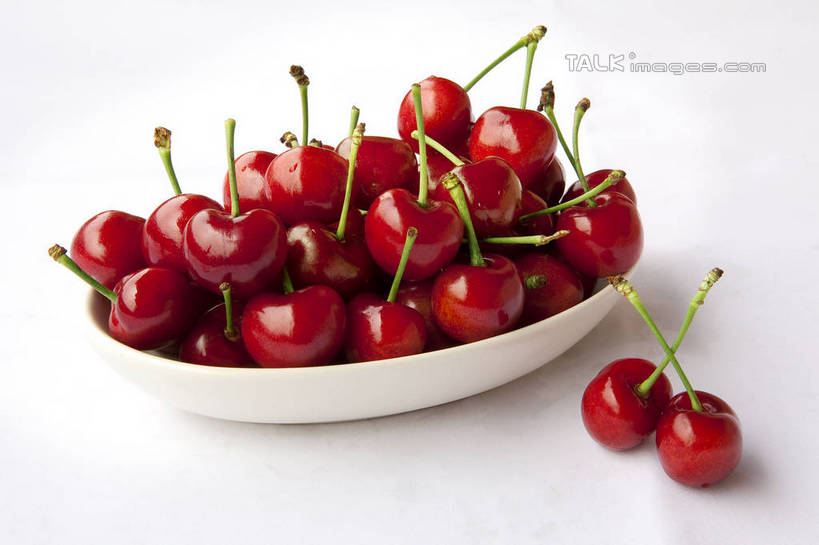 无人,横图,俯视,室内,特写,白天,白色背景,桌面,桌子,樱桃,餐具,水果,一堆,许多,堆叠,堆积,新鲜,光泽,木制,碟子,盘,陶瓷,生食,食品,果实,陶瓷制品,食物,一个,红色,白色,盘子,木制品,碟,摄影,有机食品,绿色食品,影棚,单个,堆,大樱桃,樱珠,莺桃,英桃,楔桃,牛桃,荆桃,车厘子,彩图,高角度拍摄,影棚拍摄,拍摄,shwf1