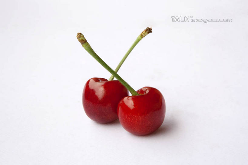 无人,横图,俯视,室内,特写,白天,白色背景,桌面,桌子,樱桃,水果,新鲜,光泽,木制,生食,食品,果实,两颗,食物,两个,红色,木制品,摄影,有机食品,绿色食品,影棚,大樱桃,樱珠,莺桃,英桃,楔桃,牛桃,荆桃,车厘子,彩图,高角度拍摄,影棚拍摄,拍摄,shwf1