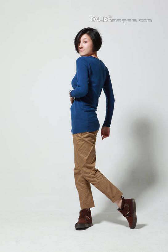 东方人,一个人,站,摸,竖图,室内,白天,白色背景,侧面,时尚,亚洲,仅一个年轻女性,仅一个女性,仅一个人,抚摸,阴影,服装,时间,光线,时钟,手表,影子,灯光,咖啡色,计时,扭头,注视,休闲装,黄种人,衣服,蓝色,钟表,观察,看,站着,转头,休闲,休闲服,表,活力,摄影,服饰,影棚,观看,青春,生机,踮脚,腕表,察看,关注,干练,活气,年轻女性,女人,女性,亚洲人,钟,触摸,接触,站立,彩图,全身,影棚拍摄,拍摄,短发,shwf1