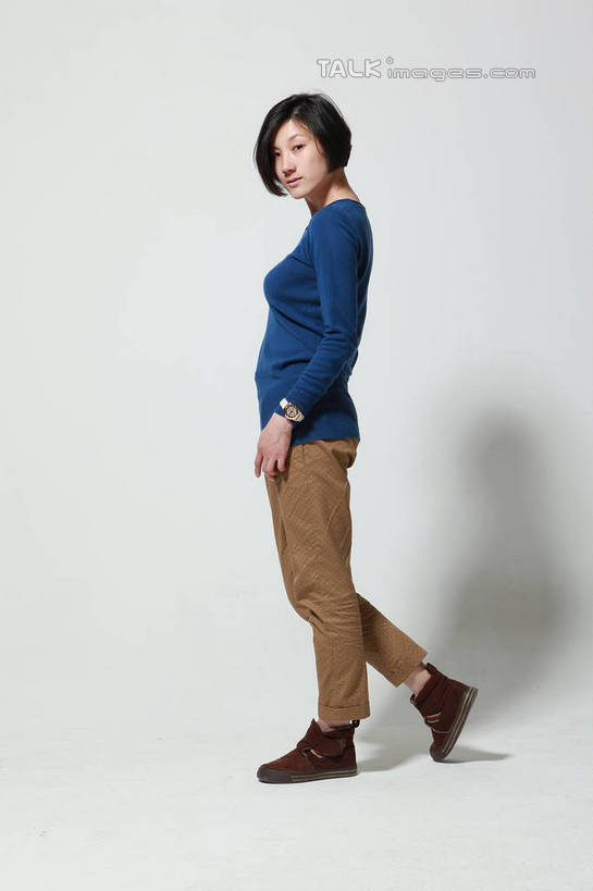 东方人,一个人,站,竖图,室内,白天,白色背景,侧面,时尚,亚洲,仅一个年轻女性,仅一个女性,仅一个人,阴影,服装,时间,光线,时钟,手表,影子,灯光,咖啡色,计时,扭头,注视,休闲装,黄种人,衣服,蓝色,钟表,观察,看,站着,转头,休闲,休闲服,表,活力,摄影,服饰,影棚,观看,青春,生机,踮脚,腕表,察看,关注,单手抄兜,单手放兜,干练,活气,年轻女性,女人,女性,亚洲人,钟,插兜,手插兜,手放口袋,站立,彩图,全身,影棚拍摄,拍摄,短发,手抄兜,shwf1