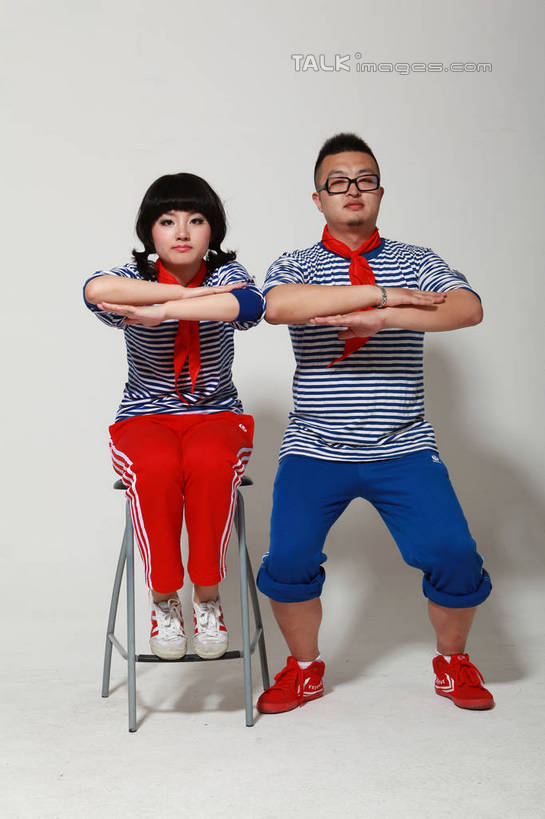 东方人,两个人,家庭,夫妻,坐,竖图,室内,白天,白色背景,正面,爱情,时尚,椅子,亚洲,条纹,服装,球鞋,墨镜,眼镜,高脚椅,浪漫,休闲装,黄种人,运动裤,衣服,红色,蓝色,太阳镜,太阳眼镜,休闲,温暖,温馨,一家人,休闲服,遮阳镜,恩爱,活力,搭,恋人,摄影,服饰,影棚,青春,生机,和睦,专心,搭着,红领巾,活气,海魂衫,海军衫,认真,男人,男性,年轻男性,年轻女性,女人,女性,亚洲人,年轻人,夫妇,情侣,坐着,彩图,全身,影棚拍摄,拍摄,伴侣,融洽,shwf1