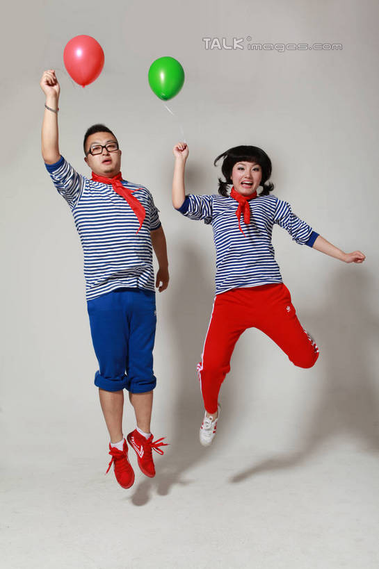 东方人,两个人,家庭,夫妻,站,跳,竖图,室内,白天,白色背景,正面,爱情,时尚,亚洲,条纹,服装,球鞋,装饰,墨镜,眼镜,塑料,半空,浪漫,休闲装,黄种人,运动裤,衣服,红色,蓝色,绿色,气球,塑料制品,太阳镜,太阳眼镜,打球,站着,休闲,温暖,温馨,一家人,休闲服,橡胶,遮阳镜,恩爱,活力,拍,恋人,摄影,服饰,影棚,青春,生机,华丽,修饰,点缀,和睦,橡胶制品,红领巾,衬托,美观,雅致,雅观,活气,海魂衫,海军衫,男人,男性,年轻男性,年轻女性,女人,女性,亚洲人,年轻人,夫妇,情侣,跳跃,站立,彩图,全身,影棚拍摄,拍摄,伴侣,融洽,shwf1