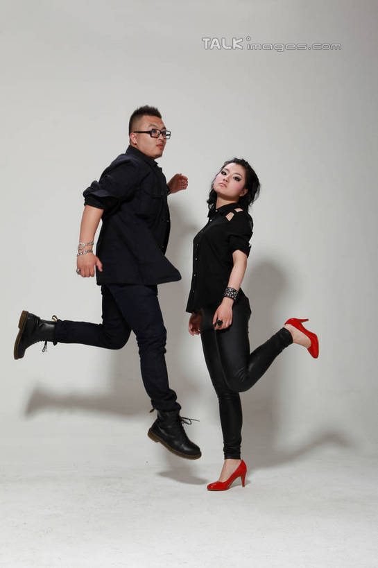 东方人,两个人,家庭,夫妻,跳,竖图,室内,白天,白色背景,侧面,高跟鞋,衬衫,爱情,时尚,鞋子,亚洲,服装,眼镜,半空,浪漫,扭头,抬腿,注视,休闲装,黄种人,相视,衣服,红色,黑色,观察,看,转头,休闲,温暖,温馨,一家人,面对面,休闲服,恩爱,活力,恋人,摄影,服饰,影棚,观看,青春,生机,对视,和睦,察看,关注,相对,近视眼镜,朋克,相看,活气,男人,男性,年轻男性,年轻女性,女人,女性,亚洲人,年轻人,夫妇,情侣,屈膝,跳跃,彩图,全身,影棚拍摄,衬衣,拍摄,伴侣,融洽,shwf1