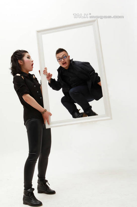 东方人,两个人,家庭,夫妻,站,蹲,跳,笑,微笑,露齿笑,竖图,室内,白天,白色背景,正面,衬衫,爱情,时尚,相框,亚洲,抬,服装,方形,眼镜,浪漫,注视,休闲装,黄种人,相视,画框,衣服,黑色,观察,看,站着,休闲,温暖,温馨,一家人,面对面,休闲服,恩爱,活力,恋人,摄影,服饰,影棚,观看,青春,生机,对视,和睦,察看,矩形,关注,相对,近视眼镜,朋克,相看,活气,男人,男性,年轻男性,年轻女性,女人,女性,亚洲人,年轻人,夫妇,情侣,蹲着,跳跃,站立,彩图,全身,影棚拍摄,衬衣,拍摄,伴侣,融洽,shwf1