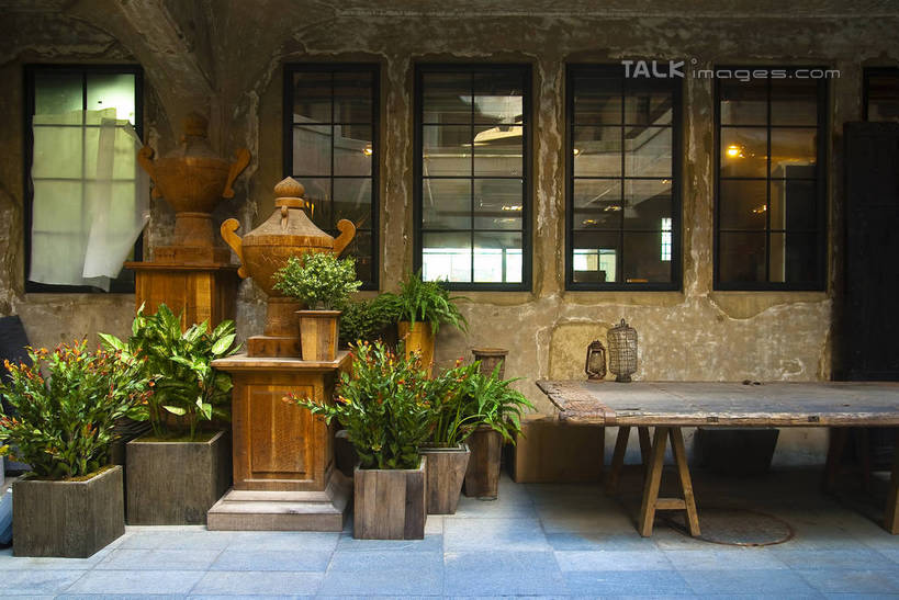 无人,横图,室内,白天,正面,度假,美景,植物,窗户,城市风光,标志建筑,城市,地标,建筑,木雕,照明,雕塑,上海,中国,亚洲,许多,艺术,装饰,木制,板凳,雕刻,雕像,盆栽,凳子,房屋,墙,屋子,景观,灯光,盆景,地面,娱乐,虹口区,楼房,煤油灯,玻璃窗,墙壁,墙面,灯,绿色,自然,木制品,工艺品,灯具,享受,休闲,景色,放松,生长,成长,纪念,照亮,美术,申,照明设备,主题,修建,陈列,东亚,多伦路,上海市,中华人民共和国,沪,华东地区,功能,美学,修筑,屠宰场,彩图,房子,1933老场坊,马灯,shwf1