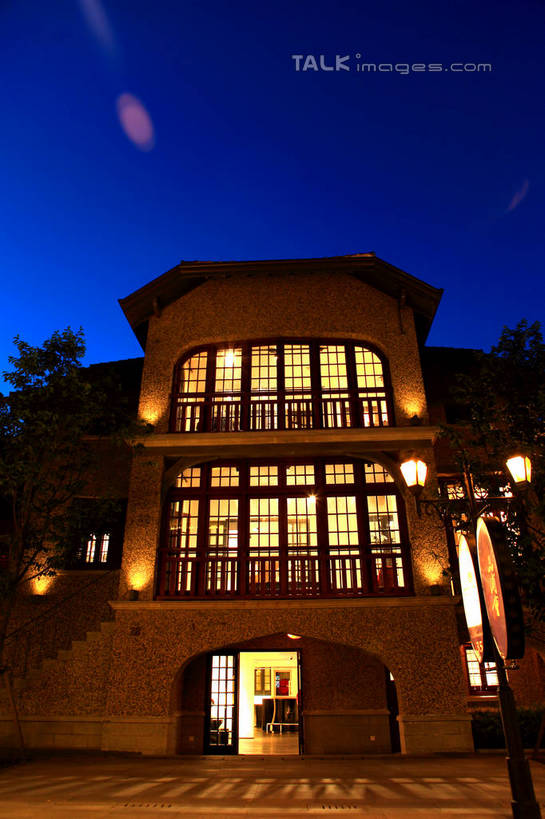 无人,家,竖图,室外,夜晚,仰视,度假,美景,植物,别墅,窗户,门,城市风光,标志建筑,城市,道路,地标,路,路灯,夜景,公路,照明,上海,中国,亚洲,阴影,光线,影子,房屋,屋子,景观,公寓,灯光,地面,交通,娱乐,洋房,楼房,玻璃窗,住宅,灯,树,树木,蓝色,绿色,蓝天,天空,自然,门框,天,享受,休闲,景色,放松,生长,成长,照亮,申,照明设备,黄浦区,东亚,思南公馆,思南路,上海市,中华人民共和国,沪,华东地区,马路,彩图,低角度拍摄,房子,shwf1