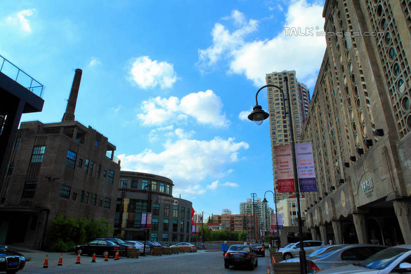 无人,高楼大厦,横图,室外,白天,仰视,度假,美景,植物,城市风光,城市,大厦,建筑,路灯,摩天大楼,汽车,照明,上海,中国,亚洲,许多,阴影,分离,光线,影子,房屋,屋子,景观,云,云朵,灯光,警告,云彩,娱乐,虹口区,楼房,车,灯,树,树木,蓝色,绿色,白云,蓝天,天空,阳光,自然,交通工具,轿车,天,行驶,享受,休闲,景色,放松,警示,生长,晴朗,成长,隔离,禁止,照亮,申,提醒,照明设备,提示,限制,载具,修建,交通标志,东亚,路锥,多伦路,上海市,中华人民共和国,沪,华东地区,交通锥,修筑,停驻,屠宰场,危险,晴空,彩图,低角度拍摄,房子,大楼,高层建筑,高楼,摩天楼,1933老场坊,shwf1