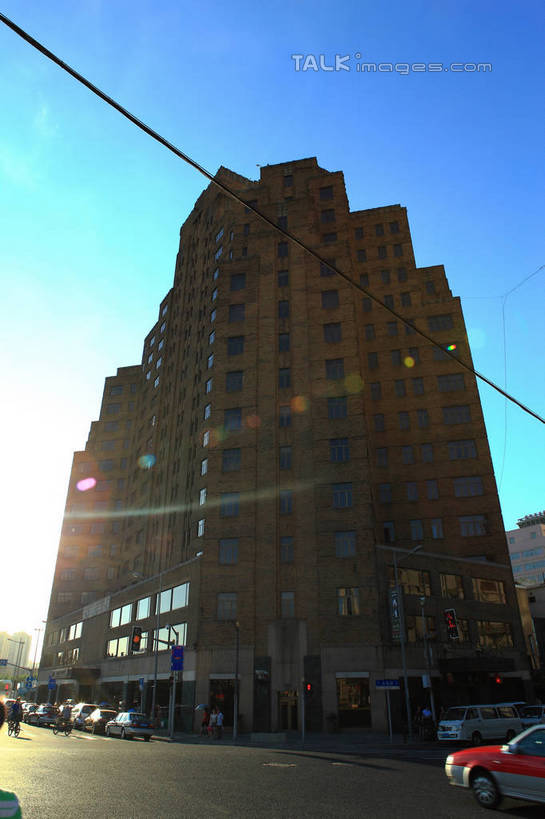 无人,家,高楼大厦,竖图,室外,白天,仰视,度假,美景,城市风光,标志建筑,城市,道路,地标,建筑,路,公路,汽车,上海,中国,亚洲,许多,电力,电线,线,房屋,屋子,景观,云,云朵,建筑群,电能,交通,线路,云彩,娱乐,建设,楼房,住宅,车,蓝色,白云,蓝天,天空,交通工具,轿车,外滩,天,行驶,享受,休闲,景色,放松,晴朗,电,电源,电源线,申,载具,能量,黄浦区,东亚,万国建筑博览群,外滩万国建筑博览群,俄罗斯总领事馆,上海市,中华人民共和国,沪,华东地区,晴空,马路,彩图,低角度拍摄,房子,大楼,高层建筑,高楼,shwf1