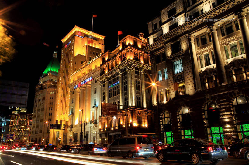 无人,高楼大厦,横图,室外,夜晚,仰视,度假,河流,美景,水,城市风光,标志建筑,城市,道路,地标,建筑,路,路灯,夜景,公路,汽车,旗帜,国旗,照明,上海,中国,亚洲,许多,阴影,飘扬,光线,影子,房顶,房屋,屋顶,屋子,河水,景观,公寓,建筑群,灯光,交通,娱乐,建设,黄浦江,楼房,江水,住宅,车,灯,天空,交通工具,轿车,天,行驶,享受,休闲,景色,放松,飘逸,照亮,申,照明设备,载具,飞扬,浦西,东亚,万国建筑博览群,外滩万国建筑博览群,中国银行大楼,上海市,中华人民共和国,沪,华东地区,旗,马路,彩图,低角度拍摄,房子,大楼,高层建筑,高楼,shwf1