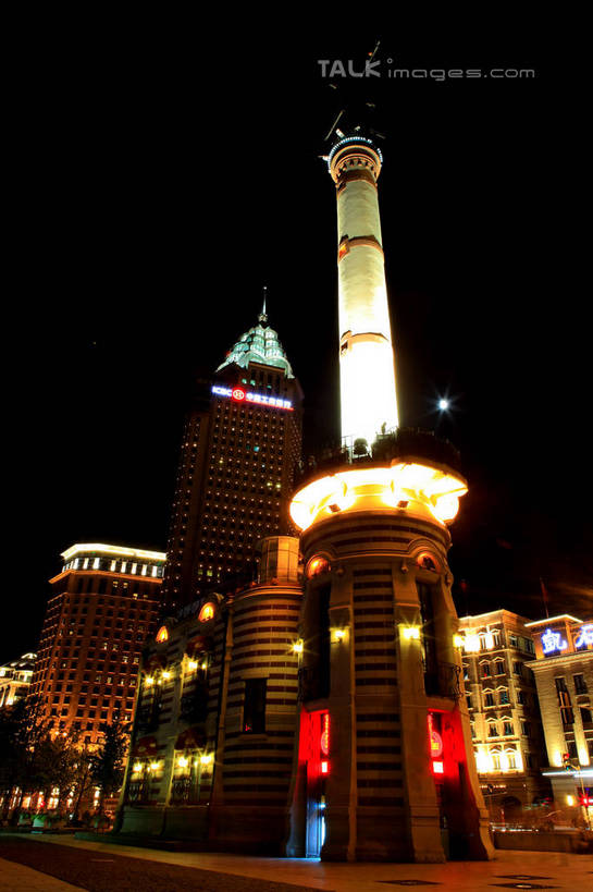 无人,高楼大厦,竖图,室外,夜晚,仰视,度假,河流,美景,水,城市风光,标志建筑,城市,道路,地标,建筑,路,路灯,夜景,公路,汽车,旗帜,国旗,照明,上海,中国,亚洲,许多,阴影,飘扬,光线,影子,房顶,房屋,屋顶,屋子,河水,景观,公寓,建筑群,灯光,交通,娱乐,建设,黄浦江,楼房,江水,住宅,车,灯,天空,交通工具,轿车,天,行驶,享受,休闲,景色,放松,飘逸,照亮,申,照明设备,载具,飞扬,浦西,东亚,万国建筑博览群,外滩万国建筑博览群,气象信号台,上海市,中华人民共和国,沪,华东地区,旗,马路,彩图,低角度拍摄,房子,大楼,高层建筑,高楼,shwf1