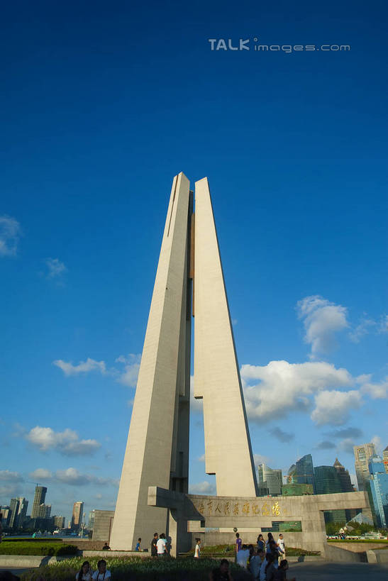 无人,公园,竖图,室外,白天,仰视,度假,河流,美景,水,城市风光,城市,道路,路,公路,汽车,旗帜,国旗,上海,中国,亚洲,许多,阴影,飘扬,光线,影子,河水,景观,云,云朵,云彩,娱乐,黄浦江,江水,车,蓝色,白云,蓝天,天空,阳光,交通工具,轿车,天,行驶,享受,休闲,景色,放松,晴朗,飘逸,申,载具,飞扬,黄浦区,东亚,人民英雄纪念塔,上海市,中华人民共和国,沪,华东地区,黄浦公园,旗,晴空,马路,彩图,低角度拍摄,纪念塔,上海市人民英雄纪念塔,shwf1