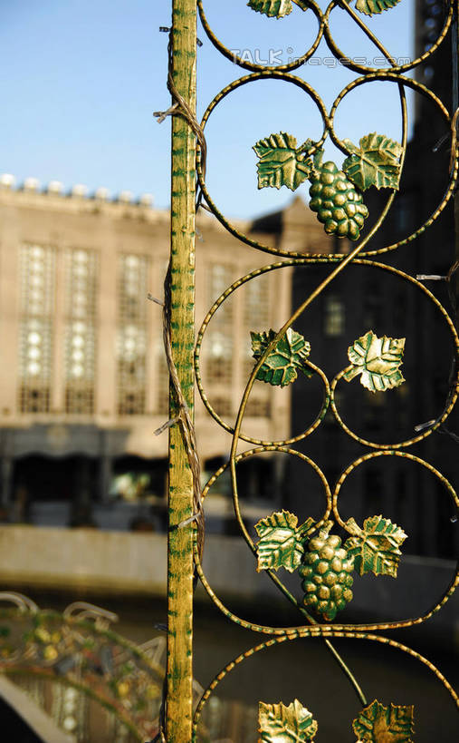 无人,家,竖图,室外,白天,正面,度假,美景,门,城市风光,城市,雕塑,上海,中国,亚洲,阴影,朦胧,模糊,艺术,装饰,光线,雕刻,雕像,影子,房屋,屋子,景观,公寓,娱乐,1933创意园,虹口区,洋房,楼房,住宅,蓝色,蓝天,天空,阳光,工艺品,门框,天,享受,休闲,景色,放松,晴朗,纪念,美术,申,主题,陈列,东亚,上海市,万里无云,中华人民共和国,沪,华东地区,功能,美学,晴空,晴空万里,彩图,房子,上海1933,1933老场房,shwf1