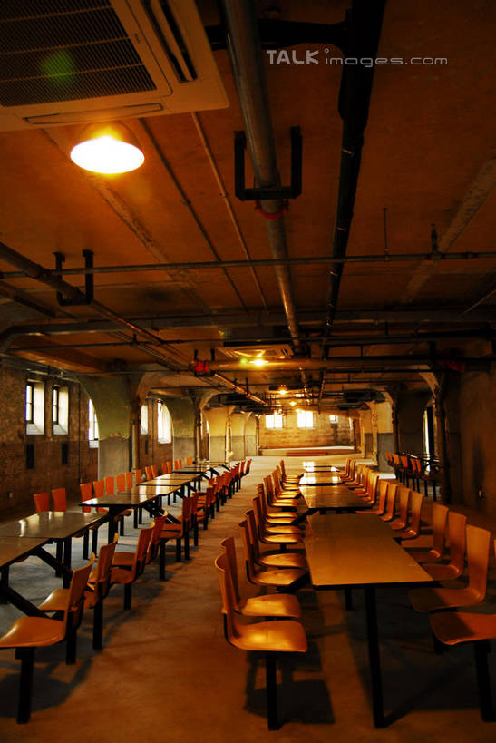 无人,竖图,室内,白天,正面,度假,美景,餐桌,桌子,城市风光,城市,椅子,上海,中国,亚洲,一排,阴影,整齐,并列,并排,光线,昆虫,蚕,影子,景观,灯光,娱乐,虹口区,排列,动物,享受,休闲,景色,放松,1934创意园,餐台,申,队列,平行,益虫,东亚,上海市,中华人民共和国,沪,华东地区,家蚕,蚕宝宝,桑蚕,彩图,上海1933,1933老场房,shwf1