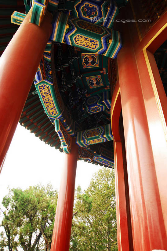 无人,公园,竖图,室外,白天,仰视,旅游,度假,绘画,名胜古迹,植物,标志建筑,地标,建筑,北京,中国,亚洲,遗迹,艺术,装饰,瓦片,柱子,墙,亭子,首都,瓦,古迹,文化,文物,娱乐,建设,古建筑,景山公园,壁画,墙壁,墙面,树,树木,蓝色,绿色,蓝天,天空,自然,凉亭,天,享受,休闲,旅游胜地,放松,建造,生长,晴朗,成长,华丽,修饰,点缀,古文明,东亚,屋瓦,万里无云,中华人民共和国,北京市,京,北平,华北地区,西城区,衬托,美观,雅致,雅观,晴空,晴空万里,画画,彩图,低角度拍摄,shwf1