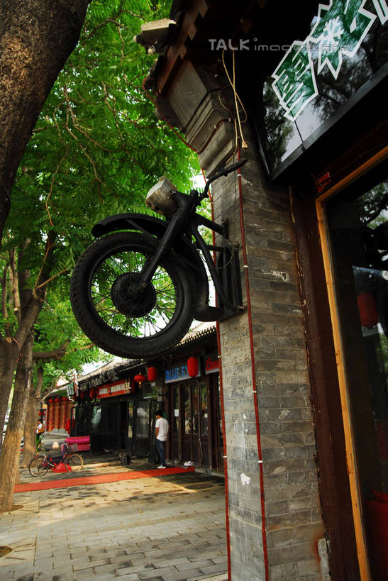 无人,家,竖图,室外,白天,仰视,旅游,度假,名胜古迹,植物,标志建筑,地标,建筑,木雕,雕塑,北京,中国,亚洲,遗迹,艺术,装饰,雕刻,雕像,房屋,屋子,首都,古迹,文物,娱乐,建设,古建筑,什刹海,楼房,住宅,树,树木,绿色,自然,车轮,工艺品,享受,休闲,旅游胜地,瓦房,放松,生长,成长,纪念,美术,主题,陈列,古文明,东亚,中华人民共和国,北京市,京,北平,华北地区,功能,美学,彩图,低角度拍摄,房子,十刹海,shwf1