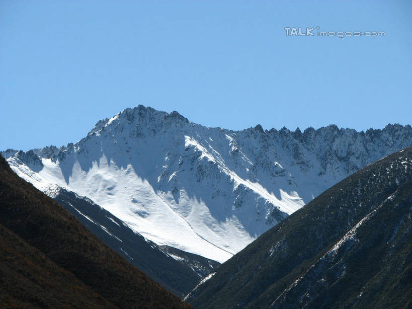 无人,横图,俯视,室外,白天,旅游,度假,石头,美景,山,山脉,峡谷,雪,雪山,大雪,中国,亚洲,阴影,光线,纹路,石子,纹理,影子,冰,积雪,景观,山峰,雪景,冬季,冬天,山谷,山峦,娱乐,蓝色,蓝天,天空,阳光,自然,群山,天,享受,休闲,景色,放松,寒冷,北川县,四川省,晴朗,连绵,冰冷,绵延,岩层,自然风光,山岭,东亚,四川,万里无云,肌理,中华人民共和国,西南地区,严寒,川,冰凉,酷寒,凛冽,凛凛,极冷,绵阳,绵阳市,联贯,石块,岩石,晴空,晴空万里,彩图,高角度拍摄,北川羌族自治县,shwf1