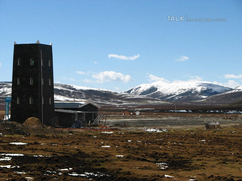 无人,家,横图,室外,白天,正面,旅游,度假,草地,草原,草坪,石头,美景,山,山脉,峡谷,雪,雪山,植物,大雪,中国,亚洲,阴影,枯萎,光线,纹路,石子,纹理,影子,房屋,屋子,冰,荒野,积雪,景观,旷野,山峰,雪景,云,云朵,冬季,冬天,热带,山谷,山峦,云彩,娱乐,楼房,住宅,草,蓝色,白云,蓝天,天空,阳光,自然,群山,天,享受,休闲,景色,放松,寒冷,北川县,四川省,晴朗,连绵,死亡,冰冷,绵延,岩层,自然风光,原野,荒原,山岭,东亚,四川,肌理,中华人民共和国,西南地区,严寒,川,冰凉,酷寒,凛冽,凛凛,极冷,绵阳,绵阳市,联贯,枯败,石块,岩石,晴空,彩图,房子,北川羌族自治县,shwf1