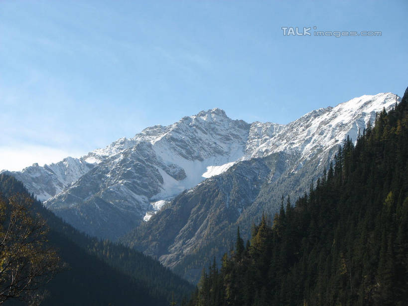 无人,横图,室外,白天,仰视,旅游,度假,石头,美景,山,山脉,树林,峡谷,雪,雪山,植物,大雪,中国,亚洲,阴影,光线,纹路,石子,纹理,影子,冰,积雪,景观,山峰,雪景,冬季,冬天,山谷,山峦,娱乐,树,树木,蓝色,绿色,蓝天,天空,阳光,自然,群山,天,享受,休闲,景色,放松,寒冷,北川县,四川省,生长,晴朗,成长,连绵,冰冷,绵延,岩层,自然风光,山岭,东亚,四川,万里无云,肌理,中华人民共和国,西南地区,严寒,川,冰凉,酷寒,凛冽,凛凛,极冷,绵阳,绵阳市,联贯,石块,岩石,晴空,晴空万里,彩图,低角度拍摄,北川羌族自治县,shwf1