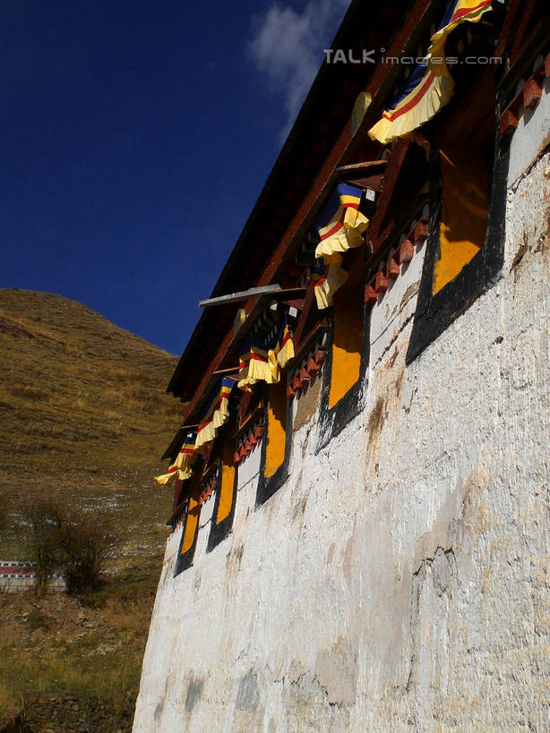 无人,家,竖图,室外,白天,仰视,旅游,度假,草地,草原,草坪,美景,山,山脉,植物,窗户,落地窗,中国,亚洲,阴影,枯萎,光线,影子,房屋,屋子,荒野,景观,旷野,山峰,云,云朵,热带,山峦,云彩,娱乐,楼房,玻璃窗,住宅,草,蓝色,白云,蓝天,天空,阳光,自然,群山,天,享受,休闲,瓦房,景色,放松,北川县,四川省,晴朗,死亡,自然风光,原野,荒原,东亚,四川,中华人民共和国,西南地区,川,绵阳,绵阳市,枯败,晴空,彩图,低角度拍摄,房子,北川羌族自治县,shwf1