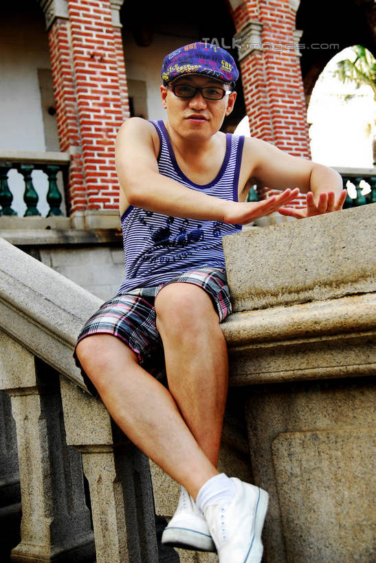 东方人,一个人,家,栏杆,坐,竖图,室外,白天,正面,帽子,鼓浪屿,中国,亚洲,仅一个男性,仅一个人,服装,背心,扶手,眼镜,房屋,屋子,公寓,注视,黄种人,运动帽,厦门,洋房,护栏,楼房,住宅,仅一个年轻男性,衣服,观察,看,鸭舌帽,服饰,观看,察看,衣着,穿着,关注,近视眼镜,福建,东亚,福建省,厦门市,中华人民共和国,华东地区,闽,衣饰,男人,男性,年轻男性,亚洲人,坐着,半身,彩图,房子,思明区,shwf1