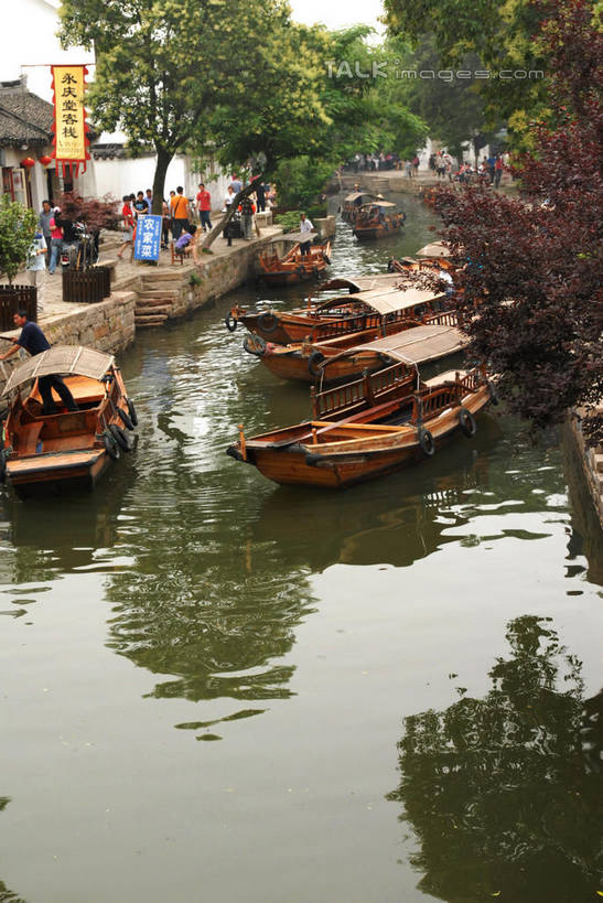 东方人,家,码头,走,竖图,室外,白天,正面,河流,水,植物,港口,船,亚洲,行人,服装,房屋,屋子,河水,水流,木船,许多人,注视,休闲装,黄种人,楼房,路人,住宅,树,树木,衣服,绿色,自然,交通工具,观察,看,一群人,休闲,休闲服,瓦房,服饰,生长,成长,观看,察看,舟,关注,载具,过客,男人,男性,年轻男性,年轻女性,女人,女性,亚洲人,步行,散步,走路,半身,彩图,房子,摆渡口,埠头,渡口,渡头,港湾,海港,货运码头,口岸,商港,shwf1