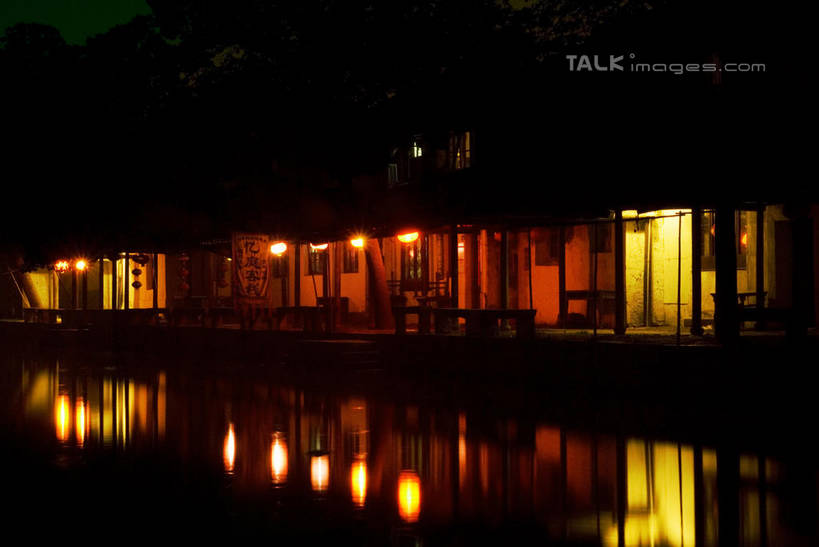 无人,家,横图,室外,夜晚,正面,旅游,度假,河流,名胜古迹,水,标志建筑,地标,建筑,照明,中国,亚洲,阴影,朦胧,模糊,遗迹,光线,灯笼,影子,纸灯笼,房屋,屋子,河水,水流,建筑群,灯光,古迹,文物,娱乐,建设,古建筑,江苏,苏州,楼房,住宅,灯具,享受,休闲,旅游胜地,瓦房,放松,照亮,照明设备,古文明,东亚,江苏省,苏州市,中华人民共和国,华东地区,苏,彩图,房子,shwf1