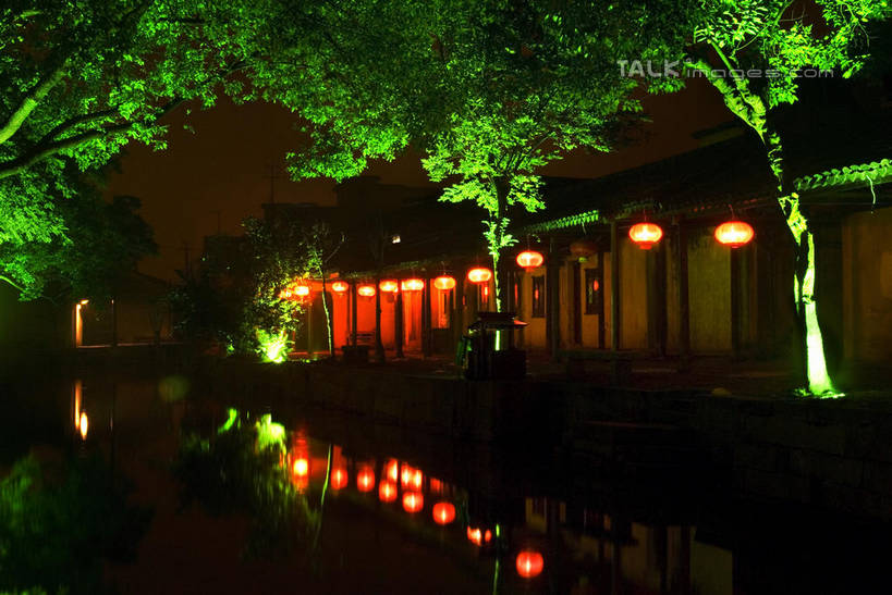 无人,家,横图,室外,夜晚,正面,旅游,度假,河流,名胜古迹,水,植物,标志建筑,地标,建筑,照明,中国,亚洲,一排,阴影,朦胧,模糊,遗迹,整齐,光线,灯笼,影子,纸灯笼,房屋,屋子,河水,水流,建筑群,灯光,古迹,文物,娱乐,建设,古建筑,江苏,苏州,楼房,住宅,树,树木,排列,绿色,自然,灯具,享受,休闲,旅游胜地,瓦房,放松,生长,成长,照亮,照明设备,队列,古文明,东亚,江苏省,苏州市,中华人民共和国,华东地区,苏,彩图,房子,shwf1