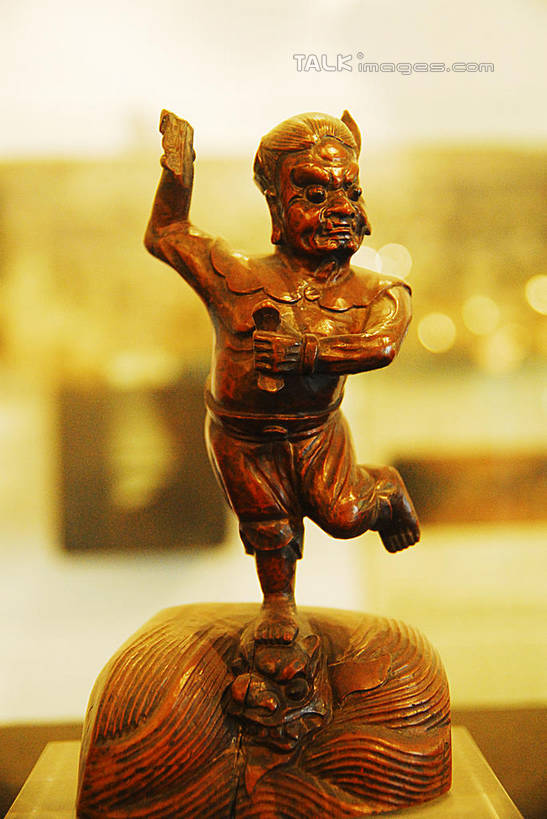 东方人,一个人,无人,站,举,竖图,室内,特写,白天,正面,静物,木雕,雕塑,亚洲,仅一个男性,仅一个人,仅一个中年男性,朦胧,模糊,艺术,装饰,雕刻,雕像,注视,黄种人,裸露,工艺品,观察,看,托,站着,观看,纪念,美术,察看,关注,主题,裸,陈列,功能,美学,男人,男性,中年男性,亚洲人,举起,举手,举着,向上举,向上伸,向上托,站立,彩图,全身,shwf1