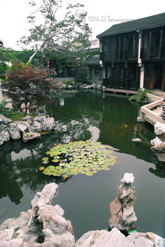 无人,家,竖图,室外,白天,正面,旅游,度假,河流,石头,名胜古迹,山,水,植物,标志建筑,地标,建筑,中国,亚洲,遗迹,艺术,石子,瓦片,手工艺品,房屋,屋子,河水,山峰,水流,建筑群,枝条,山峦,瓦,古迹,文化,文物,娱乐,建设,古建筑,江苏,苏州,同里,楼房,住宅,树,树木,树枝,绿色,天空,自然,工艺品,天,享受,休闲,假山,旅游胜地,瓦房,放松,生长,成长,高雅,古文明,东亚,屋瓦,江苏省,苏州市,同里镇,中华人民共和国,华东地区,苏,吴江,自信心,品位,虬枝,枝杈,石块,岩石,彩图,房子,吴江区,同里古镇,小山,shwf1