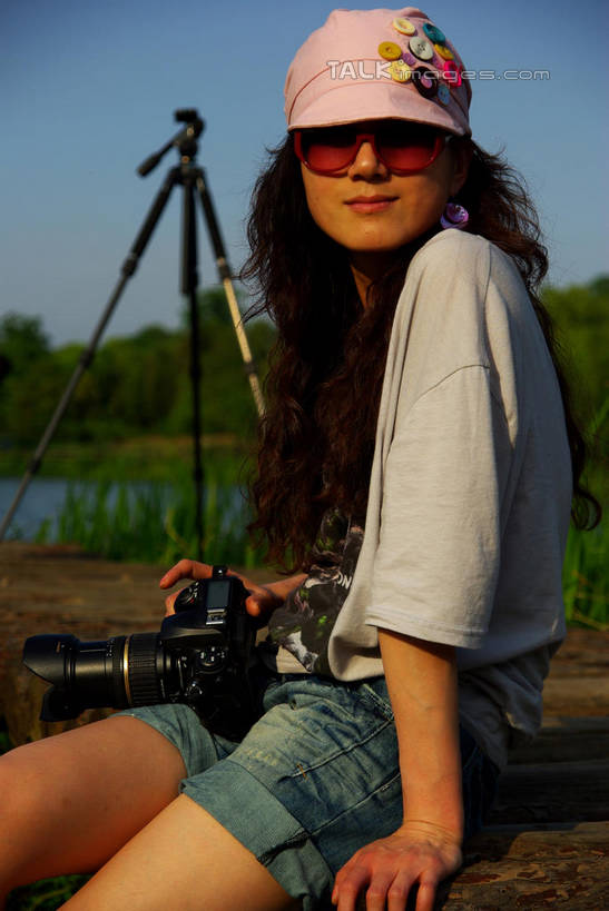 东方人,一个人,坐,竖图,室外,白天,侧面,草地,草坪,植物,帽子,相机,亚洲,仅一个年轻女性,仅一个女性,仅一个人,握,阴影,服装,光线,墨镜,眼镜,影子,扭头,注视,休闲装,黄种人,草,树,树木,拍照,衣服,蓝色,绿色,蓝天,天空,阳光,自然,数码相机,太阳镜,太阳眼镜,遮阳帽,天,观察,看,转头,休闲,休闲服,遮阳镜,单反,握着,摄影,服饰,生长,晴朗,成长,观看,单反相机,支撑,察看,关注,三脚架,万里无云,稳定,巩固,年轻女性,女人,女性,亚洲人,照相机,晴空,晴空万里,坐着,半身,彩图,照相,稳固,shwf1