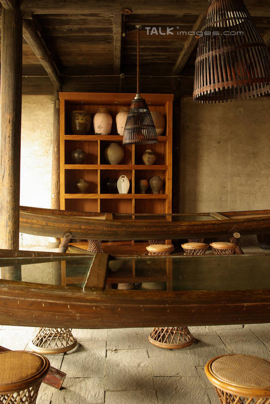 无人,公园,商店,交叉,竖图,室内,白天,正面,旅游,度假,名胜古迹,餐桌,柜子,桌子,标志建筑,地标,建筑,椅子,中国,亚洲,遗迹,编织,藤椅,储物柜,古迹,文物,娱乐,建设,商铺,古建筑,浙江,浙江省,享受,休闲,旅游胜地,放松,餐台,杭州,西溪,交织,储存,古文明,东亚,杭州市,中华人民共和国,华东地区,省会,浙,市肆,商号,穿插,储备,蕴藏,贮备,西湖区,彩图,店铺,西溪国家湿地公园,杭州之肺,杭州西溪国家湿地公园,贮存,shwf1