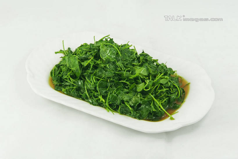 无人,横图,俯视,室内,特写,白天,烹饪,中餐,蔬菜,餐具,阴影,灰色背景,新鲜,反射,碟子,盘,影子,料理,食品,清炒豆苗,豆苗,菜肴,美食,食物,盘子,碟,中式,摄影,佳肴,有机食品,绿色食品,影棚,豌豆苗,豌豆藤,彩图,高角度拍摄,影棚拍摄,拍摄,shwf1