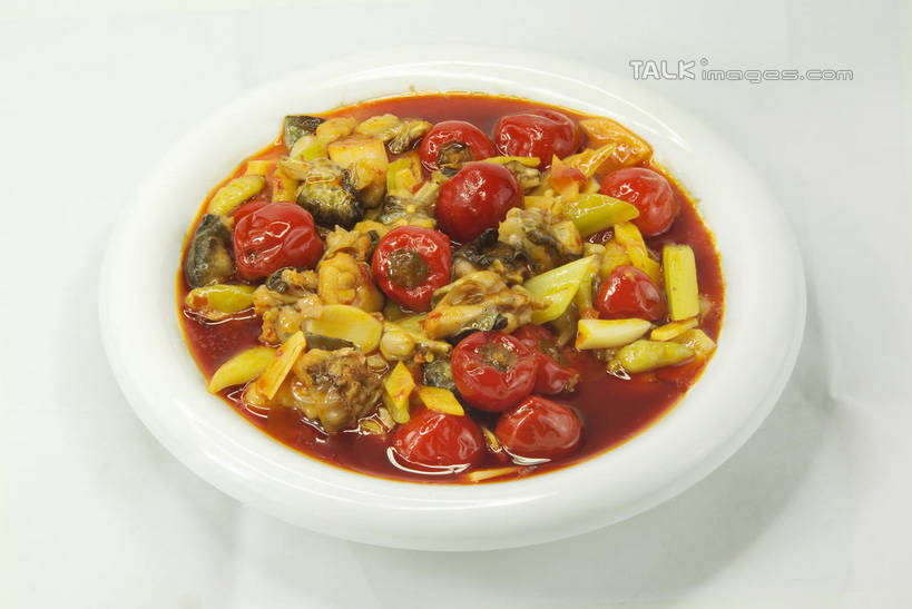 无人,横图,俯视,室内,特写,白天,烹饪,中餐,辣椒,蔬菜,阴影,灰色背景,新鲜,反射,影子,陶瓷,肉,料理,食品,陶瓷制品,菜肴,美食,肉类,食物,容器,碗,中式,摄影,佳肴,有机食品,绿色食品,影棚,泡椒牛蛙,储藏,储存,川菜,肉食,辣角,红海椒,大椒,辣虎,广椒,四川菜,辣子,红辣椒,海椒,番椒,彩图,高角度拍摄,影棚拍摄,拍摄,牛蛙肉,蛙肉,贮存,shwf1