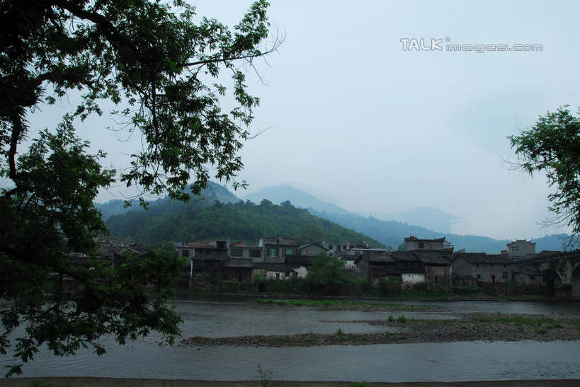 无人,家,横图,室外,白天,正面,旅游,度假,日出,河流,名胜古迹,山,山脉,树林,水,太阳,植物,雾,标志建筑,地标,建筑,中国,亚洲,朦胧,模糊,遗迹,房屋,屋子,河水,山峰,水流,建筑群,朝霞,晨曦,黎明,山峦,古迹,文物,娱乐,建设,古建筑,江西,景德镇,楼房,住宅,树,树木,绿色,阳光,自然,群山,享受,休闲,旅游胜地,瓦房,放松,生长,成长,迷雾,古文明,东亚,江西省,中华人民共和国,华东地区,赣,景德镇市,朝阳,大雾,彩图,卯时,破晓,日始,房子,瑶里镇,瑶里古镇,瑶里,shwf1