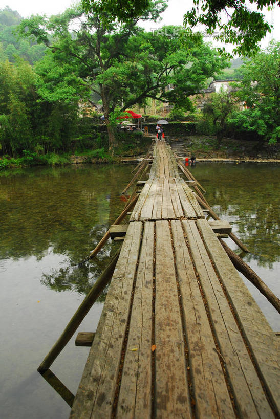 无人,家,竖图,室外,白天,正面,旅游,度假,河流,名胜古迹,树林,水,植物,标志建筑,地标,建筑,中国,亚洲,遗迹,木板,房屋,屋子,河水,水流,桥,木桥,古迹,文物,娱乐,建设,古建筑,江西,景德镇,楼房,住宅,栈桥,树,树木,蓝色,绿色,蓝天,天空,自然,天,享受,休闲,旅游胜地,瓦房,放松,生长,晴朗,成长,人行桥,木板桥,古文明,东亚,江西省,万里无云,中华人民共和国,华东地区,赣,景德镇市,晴空,晴空万里,彩图,房子,瑶里镇,瑶里古镇,瑶里,shwf1