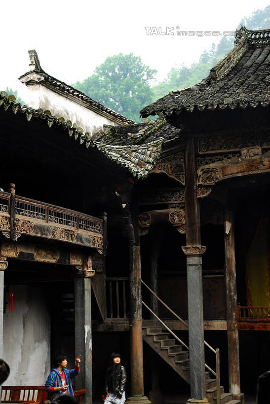 无人,家,竖图,室外,白天,仰视,旅游,度假,名胜古迹,植物,标志建筑,地标,建筑,中国,亚洲,遗迹,瓦片,房屋,屋子,瓦,古迹,文物,娱乐,建设,古建筑,江西,景德镇,楼房,住宅,树,树木,绿色,天空,自然,天,享受,休闲,旅游胜地,瓦房,放松,祠堂,生长,成长,祠庙,古文明,东亚,屋瓦,江西省,中华人民共和国,华东地区,赣,景德镇市,彩图,低角度拍摄,房子,瑶里镇,瑶里古镇,瑶里,shwf1