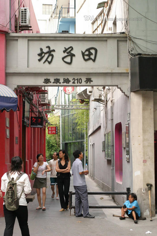 东方人,背部,商店,站,坐,走,竖图,室外,白天,正面,度假,美景,城市风光,城市,上海,中国,亚洲,五个人,行人,游客,游人,服装,包,标志,文字,字符,景观,许多人,旅行包,扭头,注视,休闲装,黄种人,娱乐,标识,商铺,泰康路,田子坊,路人,旅客,衣服,背包,观察,看,站着,转头,一群人,享受,休闲,休闲服,汉字,景色,放松,服饰,观看,申,察看,关注,中文,卢湾区,东亚,上海市,中华人民共和国,沪,华东地区,国文,华文,旅游包,市肆,商号,过客,男人,男性,年轻男性,年轻女性,女人,女性,亚洲人,步行,散步,站立,走路,坐着,半身,彩图,店铺,双肩包,shwf1