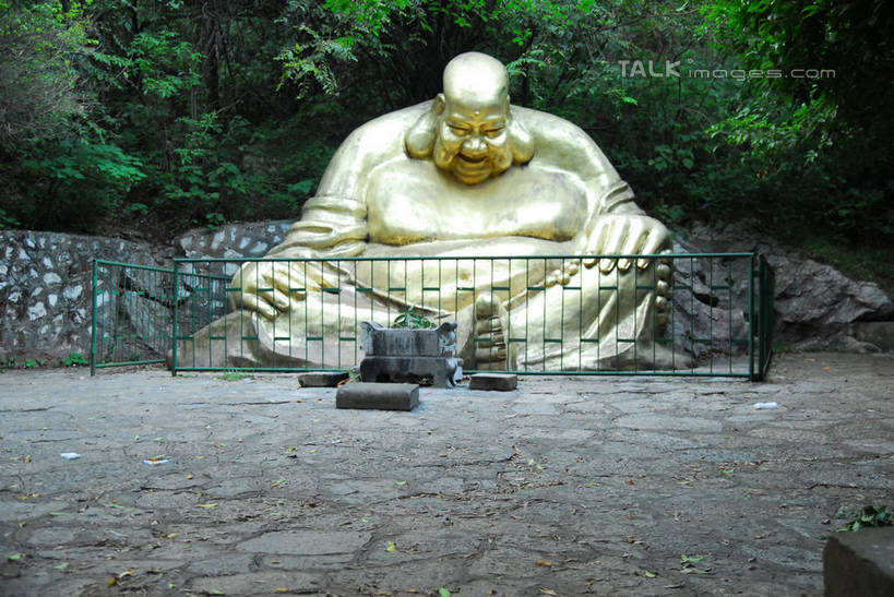 东方人,一个人,无人,栏杆,坐,闭眼,盘腿,横图,室外,白天,正面,旅游,度假,植物,标志建筑,地标,建筑,雕塑,中国,亚洲,仅一个男性,仅一个人,仅一个中年男性,艺术,装饰,雕刻,雕像,扶手,黄种人,文化,娱乐,建设,弥勒佛,护栏,树,树木,绿色,自然,工艺品,低头,祈祷,享受,休闲,健康,金色,旅游胜地,放松,许愿,宗教,佛教,信仰,生长,成长,纪念,广西,柳州,祈求,美术,主题,陈列,东亚,广西壮族自治区,中华人民共和国,桂,华南地区,功能,美学,布袋和尚,布袋神,弥勒,弥勒菩萨,垂头,柳州市,释教,平安,男人,男性,中年男性,亚洲人,闭眼睛,闭着眼,闭着眼睛,盘腿而坐,盘膝,盘着腿的,盘着腿坐,双腿交叉,坐着,彩图,全身,shwf1