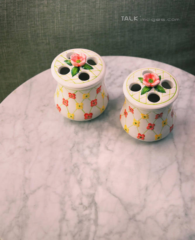 无人,竖图,俯视,室内,特写,白天,桌面,桌子,静物,花瓶,阴影,盛开,反射,影子,陶瓷,大理石,陶瓷制品,花蕾,花,花瓣,花朵,鲜花,两个,瓶子,花苞,花蕊,大理石制品,彩图,高角度拍摄,shwf1