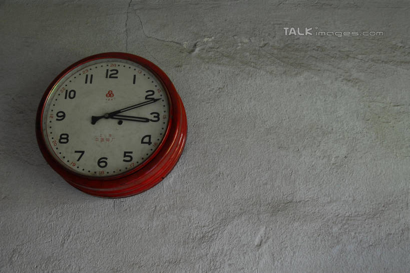 无人,横图,室内,特写,白天,仰视,静物,阴影,时间,反射,标志,时钟,数字,文字,影子,字符,墙,计时,标识,墙壁,墙面,一个,红色,灰色,挂钟,钟表,表,阿拉伯数字,肮脏,单个,邋遢,龌龊,污秽,钟,彩图,低角度拍摄,shwf1