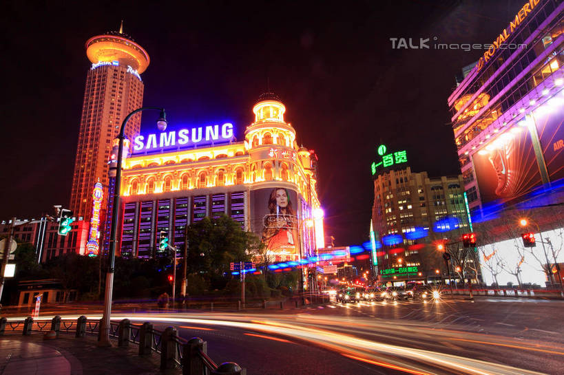 无人,商店,横图,室外,夜晚,仰视,购物,旅游,度假,安全,消费,标志建筑,超市,道路,地标,建筑,路,路灯,商场,夜景,公路,照明,上海,中国,亚洲,阴影,光线,影子,红绿灯,灯光,分界线,停车线,信号灯,交通,娱乐,建设,灯,南京路,享受,休闲,旅游胜地,放松,警示,金融,百货,南京路步行街,车行道,车行道分界线,照亮,申,照明设备,提示,标线,流通,选购,贸易,百货公司,黄浦区,东亚,车行线,上海市第一百货商店,上海市,交通信号灯,行人信号灯,中华人民共和国,沪,华东地区,血拼,马路,彩图,低角度拍摄,购物商场,购物中心,商业中心,新世界百货,中百一店,第一百货,shwf1