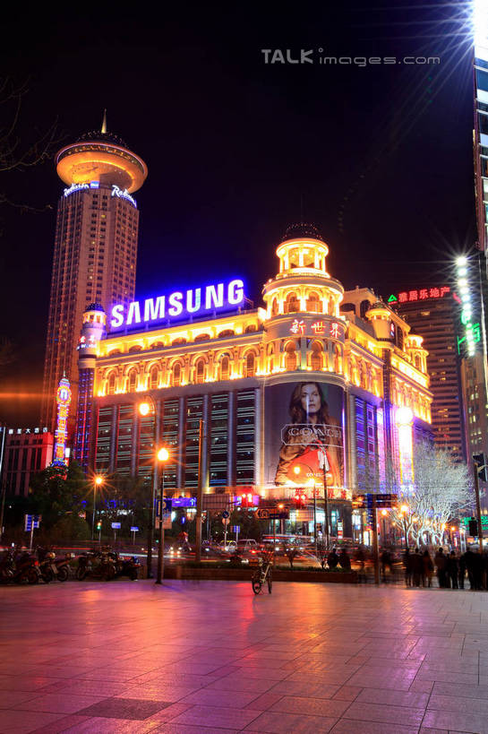 无人,商店,竖图,室外,夜晚,仰视,购物,旅游,度假,安全,消费,标志建筑,超市,道路,地标,建筑,路,路灯,商场,夜景,公路,自行车,照明,上海,中国,亚洲,阴影,光线,影子,红绿灯,灯光,分界线,停车线,信号灯,交通,娱乐,建设,车,脚踏车,灯,交通工具,南京路,享受,休闲,旅游胜地,放松,警示,金融,百货,南京路步行街,车行道,车行道分界线,照亮,申,照明设备,提示,载具,标线,流通,选购,贸易,百货公司,黄浦区,东亚,车行线,上海市第一百货商店,上海市,交通信号灯,行人信号灯,中华人民共和国,沪,华东地区,血拼,马路,彩图,低角度拍摄,购物商场,购物中心,商业中心,新世界百货,中百一店,第一百货,shwf1