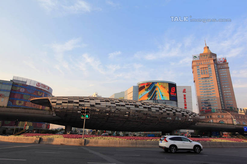 无人,高楼大厦,横图,室外,白天,仰视,度假,美景,城市风光,标志建筑,城市,大厦,道路,地标,建筑,路,路灯,摩天大楼,公路,汽车,照明,上海,中国,亚洲,阴影,光线,影子,景观,云,云朵,建筑群,灯光,交通,云彩,娱乐,建设,车,灯,蓝色,白云,蓝天,天空,阳光,交通工具,轿车,天,享受,休闲,景色,放松,晴朗,照亮,申,照明设备,载具,杨浦区,东亚,上海市,五角场,中华人民共和国,沪,华东地区,晴空,马路,彩图,低角度拍摄,大楼,高层建筑,高楼,摩天楼,shwf1