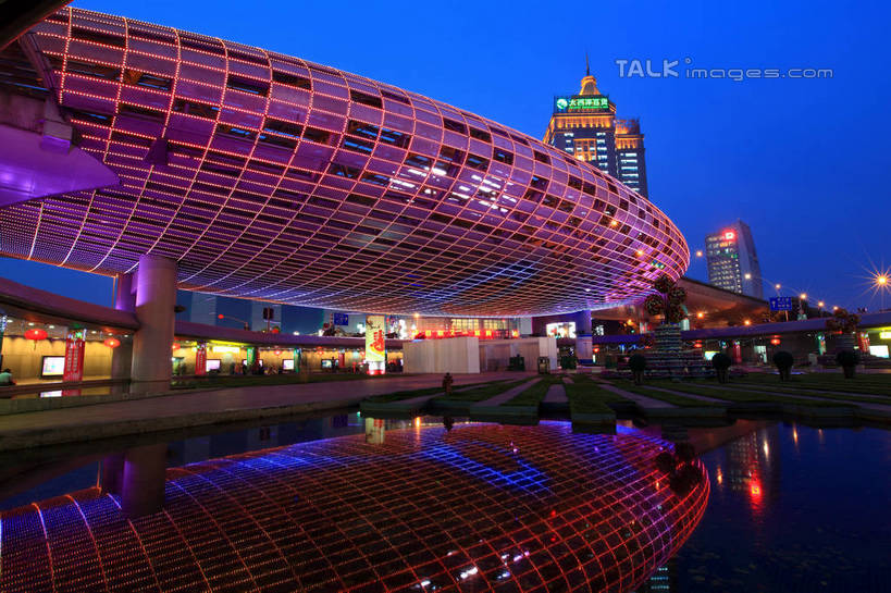 西方人,高楼大厦,站,走,横图,室外,夜晚,正面,度假,美景,城市风光,标志建筑,城市,大厦,地标,建筑,摩天大楼,夜景,上海,欧洲,中国,欧洲人,亚洲,行人,游客,游人,阴影,服装,光线,影子,池塘,景观,水池,建筑群,灯光,许多人,注视,休闲装,娱乐,建设,路人,旅客,衣服,蓝色,倒影,蓝天,天空,天,观察,看,站着,一群人,享受,休闲,休闲服,景色,放松,服饰,观看,申,察看,倒映,关注,杨浦区,东亚,上海市,五角场,中华人民共和国,沪,华东地区,反照,过客,男人,男性,年轻男性,年轻女性,女人,女性,白种人,步行,散步,站立,走路,半身,彩图,大楼,高层建筑,高楼,摩天楼,shwf1